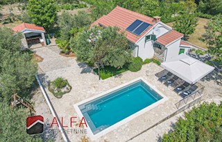 Croazia, zona Vodice, in vendita è una casa vacanza con piscina in una zona appartata