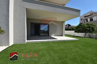 Croazia, Vodice, nuovo edificio, appartamento con due camere da letto in vendita, piano terra, giardino