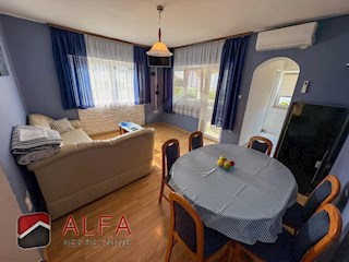 Croazia, Vodice – appartamento con due camere da letto in vendita al piano rialzato, vicino al mare