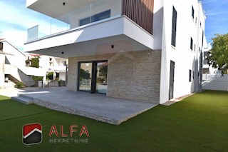 Vodice centro, ATTRAENTE, vendesi appartamento tricamere al piano terra con giardino