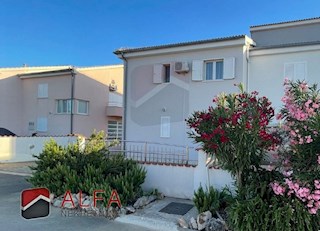 Croazia, Vodice, casa bifamiliare in vendita, con quattro camere da letto