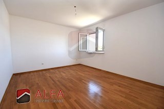 Croazia, Vodice – appartamento in vendita al secondo piano, grande terrazza, due posti auto