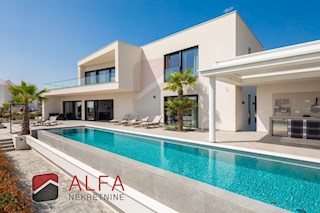 Croazia, Vodice, ATTRAENTE, nuova villa di lusso per famiglie in vendita, con piscina, garage e vista mare
