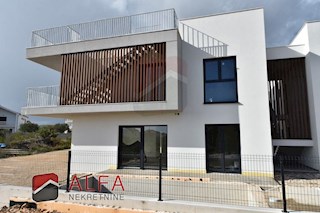 Croazia, Vodice, nuova costruzione, confortevole appartamento in vendita al piano terra, con piscina e giardino