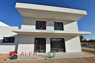 Croazia, Vodice – nuova casa bifamiliare in vendita con piscina e garage