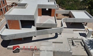 Croazia, Vodice – Imponente villa con piscina, garage e vista sul mare aperto