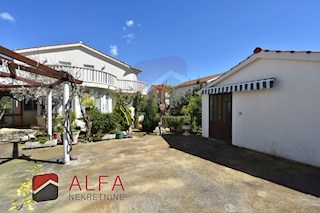 Croazia, Vodice, casa indipendente in vendita con tre appartamenti e garage