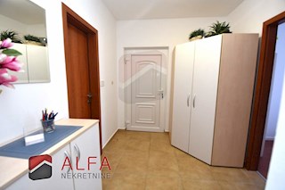 Croazia, Vodice, appartamento al piano terra con giardino e piscina in comune in vendita