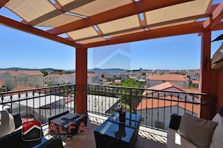 Croazia, Vodice centro, appartamento in vendita con tre camere da letto, vista mare, riscaldamento centralizzato