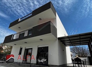 Croazia, Vodice, nuova casa moderna con piscina in vendita