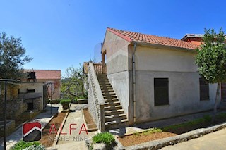Croazia, Isola di Prvić, Prvić Luka, casa familiare in vendita con giardino e vista mare