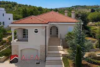 Croazia, Vodice: Villa di lusso per famiglie in vendita, con piscina, garage e vista mare