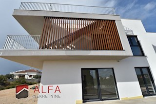 Croazia, Vodice, nuova costruzione, confortevole appartamento in vendita al primo piano + terrazza sul tetto