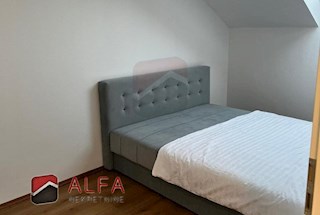 Croazia, Vodice, spazioso appartamento con galleria in vendita, secondo piano, vista mare