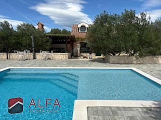 Campagna di Vodice – casa con piscina e uliveto in vendita