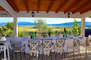 Una casa in pietra vicino a Sinj che trasuda lusso e raffinatezza