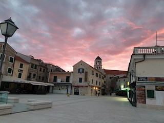 Vodice, spazioso appartamento con due camere da letto in una posizione tranquilla