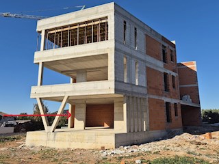 Tribunj, ampio appartamento con giardino e terrazza in una moderna nuova costruzione