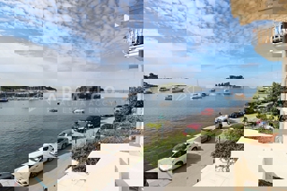 Rovigno, appartamento in posizione unica, prima fila al mare