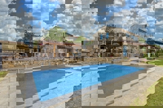 Zona Parenzo, casa in pietra con molto terreno