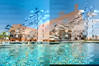 Gimino, case circostanti con piscina