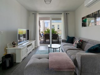 Cittanova - Splendida casa a schiera con vista mare, 3 camere da letto, 2 bagni, jacuzzi, giardino, arredata