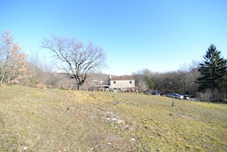 Terreno agricolo con edificabilità familiare legalizzata. Posizione idilliaca in mezzo alla natura, a 6 km dal mare.