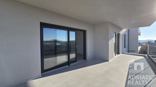 Tribunj, moderno bilocale con due posti auto, vista mare