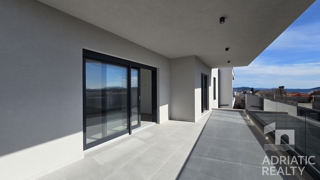 Tribunj, moderno bilocale con due posti auto, vista mare