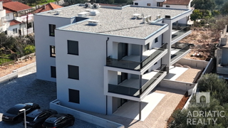 Tribunj, moderno bilocale con due posti auto, vista mare