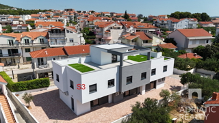 Vodice, appartamento su due livelli con cortile vicino alla spiaggia