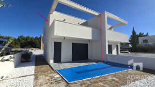 Srima, Vodice, moderna doppia casa con piscina - consegna primavera 2025