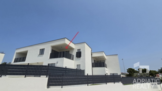 Vodice, ampio appartamento bilocale con terrazza, abitabile subito