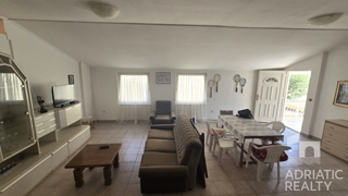 Vodice, casa indipendente in posizione tranquilla, a 15 minuti a piedi dal mare e dal centro