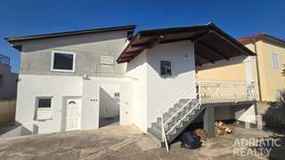 Vodice, casa indipendente in posizione tranquilla, a 15 minuti a piedi dal mare e dal centro