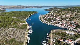 Bilice, terreno edificabile vicino alla baia di Vrulje
