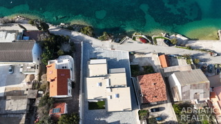 Brodarica, appartamento al piano terra, prima fila al mare
