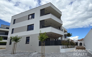 Vodice, moderno trosobni stan s pogledom na more