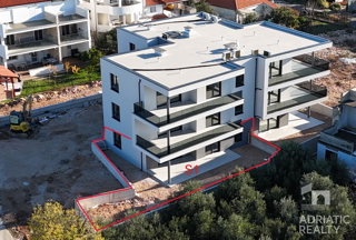 Tribunj, spazioso appartamento bilocale al piano terra con giardino di 121,55 m2