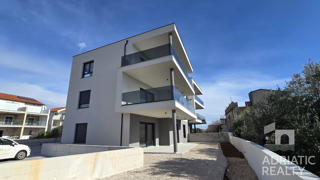 Tribunj, spazioso appartamento bilocale al piano terra con giardino di 121,55 m2