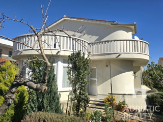 Vodice, casa familiare arredata con tre appartamenti e giardino curato - OCCASIONE