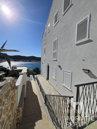 Tisno, bilocale con garage e vista diretta sul mare
