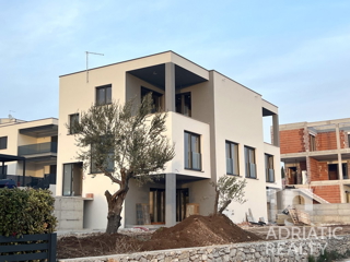 Vodice, casa bifamiliare con due appartamenti e piscina, splendida vista sul mare
