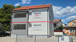 Vodice, appartamento trilocale con ingresso privato e cortile in una posizione tranquilla