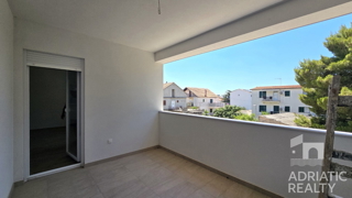 Vodice, appartamento trilocale con ingresso privato e cortile in una posizione tranquilla