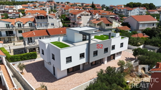 Vodice, casa moderna con ampia terrazza sul tetto in posizione privilegiata