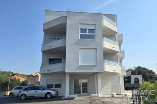Isola di Murter, Jezera, appartamento trilocale con due terrazze e cortile, vicino al centro