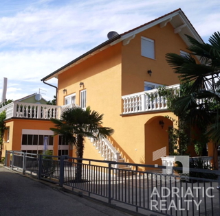 Zona di Šibenik, Bilice, casa arredata a 50 m dal mare, posto barca