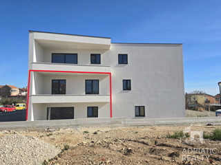 Vodice, appartamento moderno su due livelli con ampio giardino e 2 posti auto