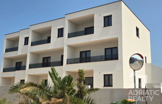 Vodice, appartamento moderno su due livelli con ampio giardino e 2 posti auto